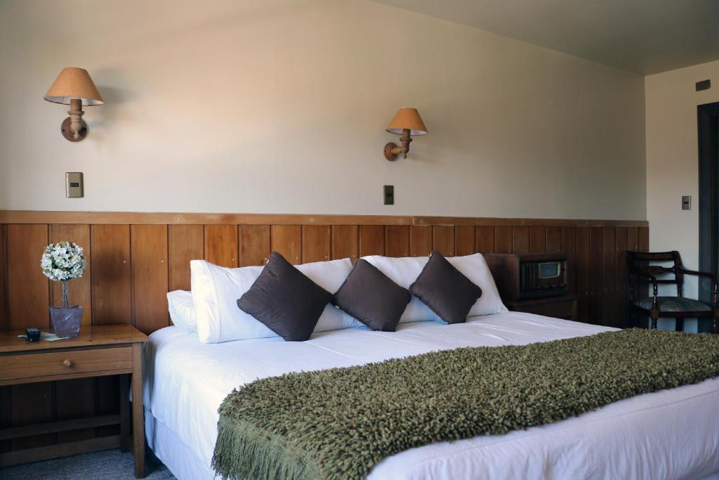 Postel nebo postele na pokoji v ubytování Hotel Museo El Greco Puerto Varas