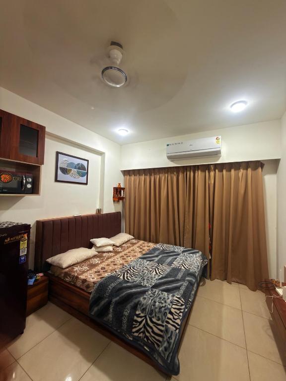a bedroom with a bed and a air conditioner at Studio apartment in Siroli