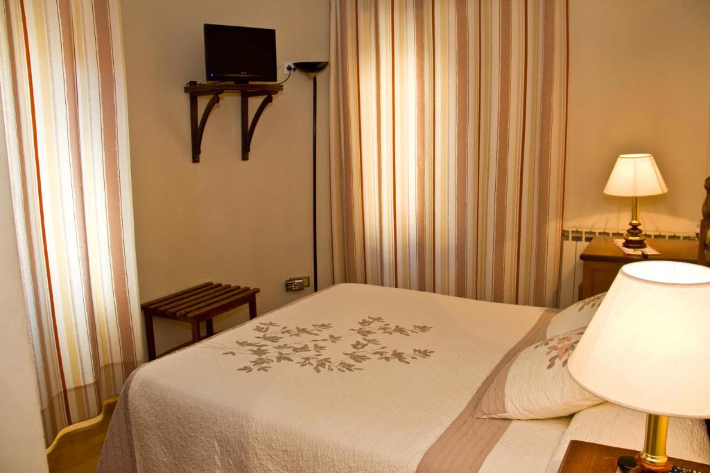 Postel nebo postele na pokoji v ubytování Hostal Las Coronas