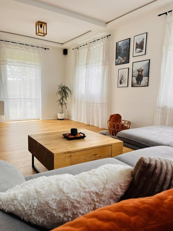 a living room with two beds and a coffee table at Lenz Stay - Ganzes Ferienhaus mit privatem Garten in Kaisersberg