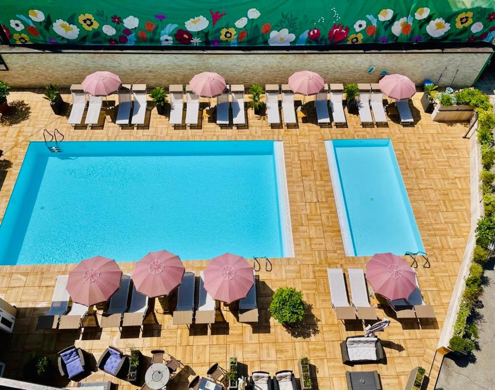 an overhead view of a pool with chairs and umbrellas at Green Park Hotel in Peschiera del Garda