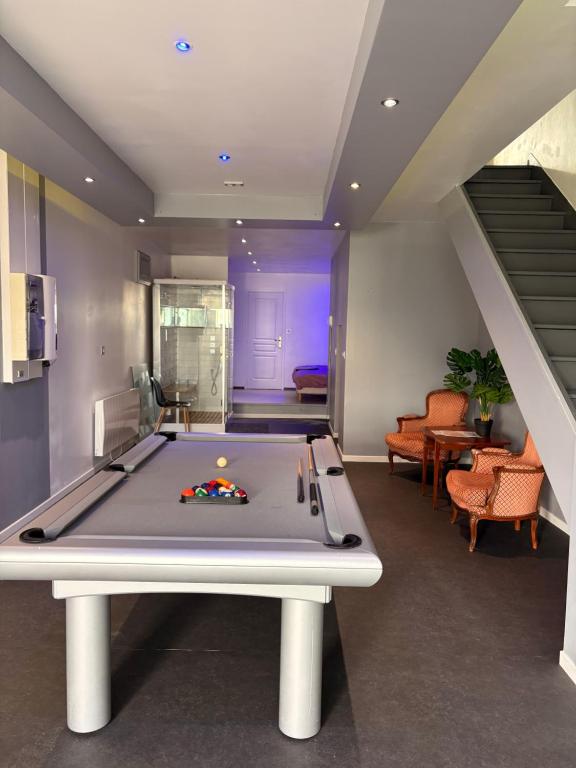a pool table in the middle of a room at Maison Spacieuse 3 chambres, billard, proche Zénith, in Pérignat-lès-Sarliève