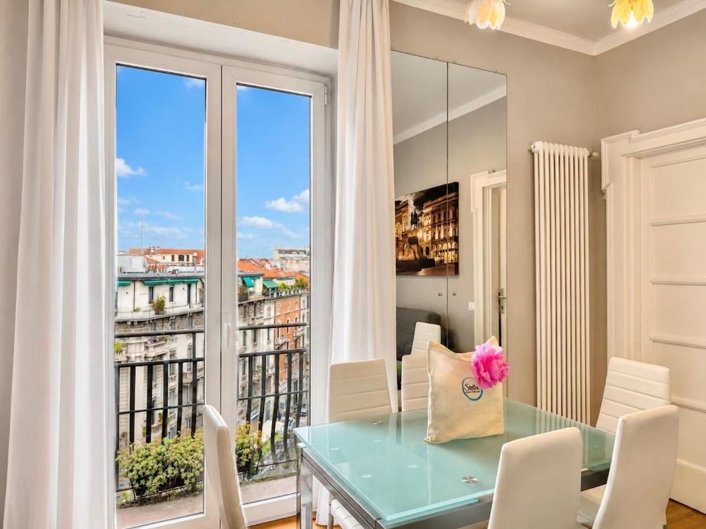 Two Bedroom Apartment with Views in Porta Venezia