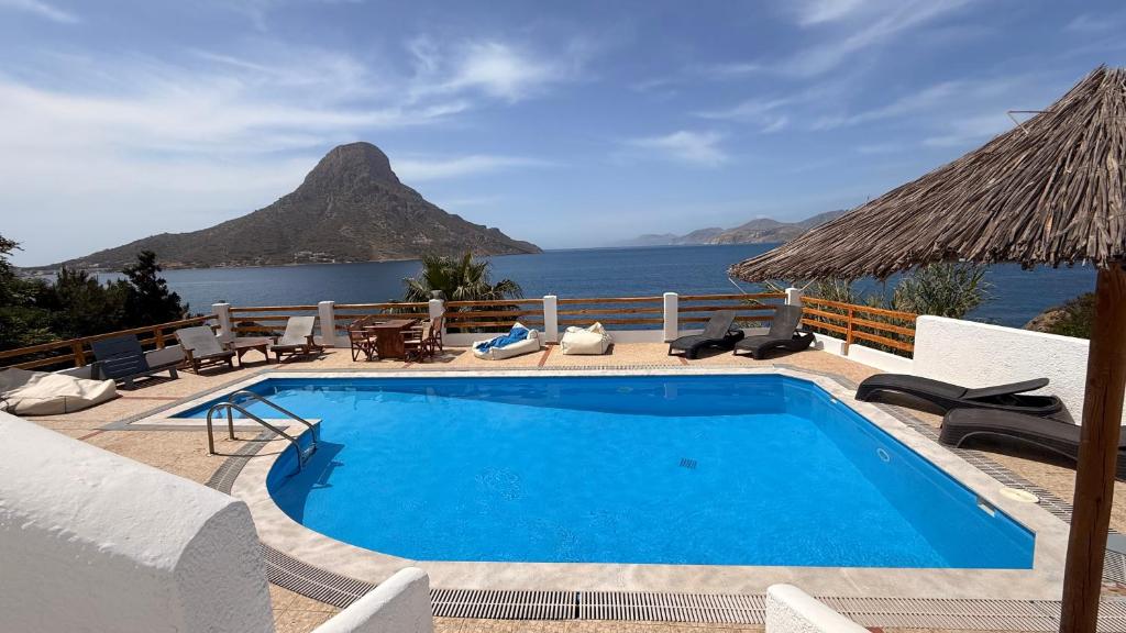 ein Swimmingpool mit Blick auf das Meer in der Unterkunft Fatolitis Studios in Masouri