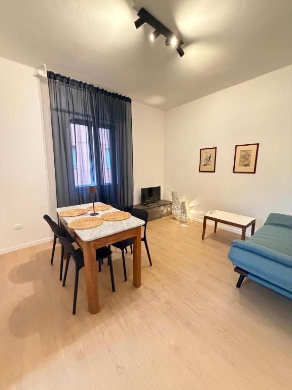 a living room with a table and a couch at A CA' da 8 e Jacky in Casalecchio di Reno