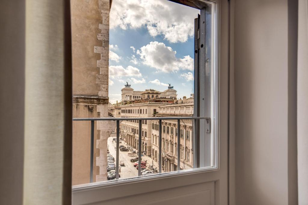 una finestra con vista sulla città di Appartamento con vista sul Vittoriano a Roma