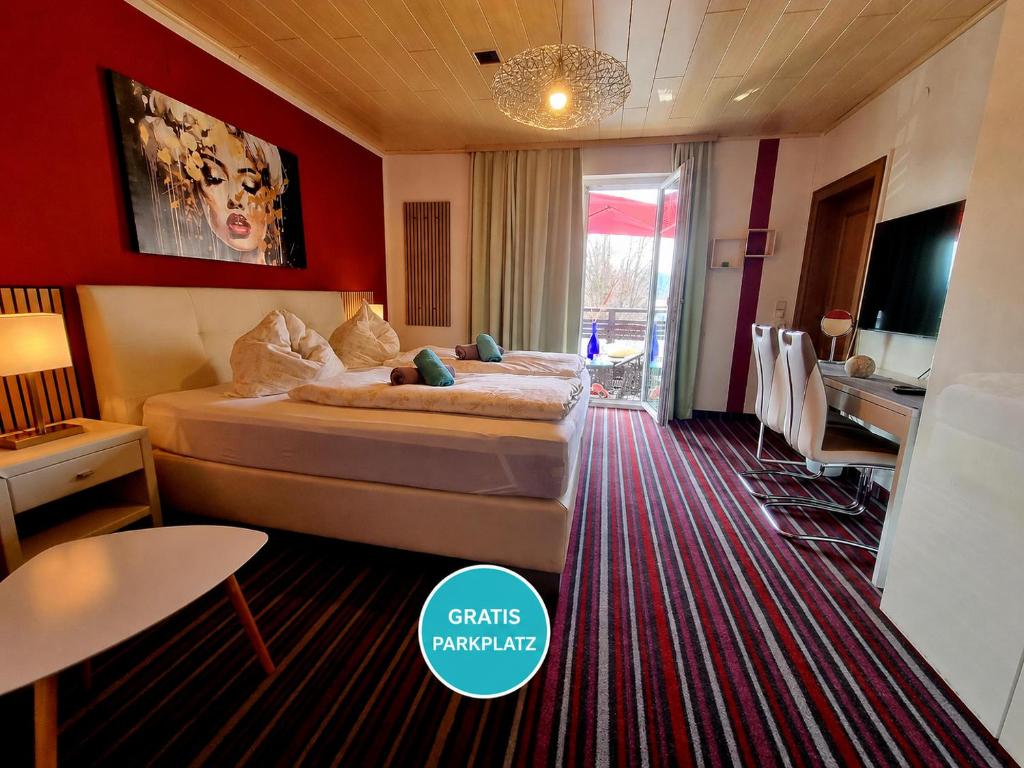 a hotel room with a large bed and a desk at Simply Rooms in Velden am Wörthersee