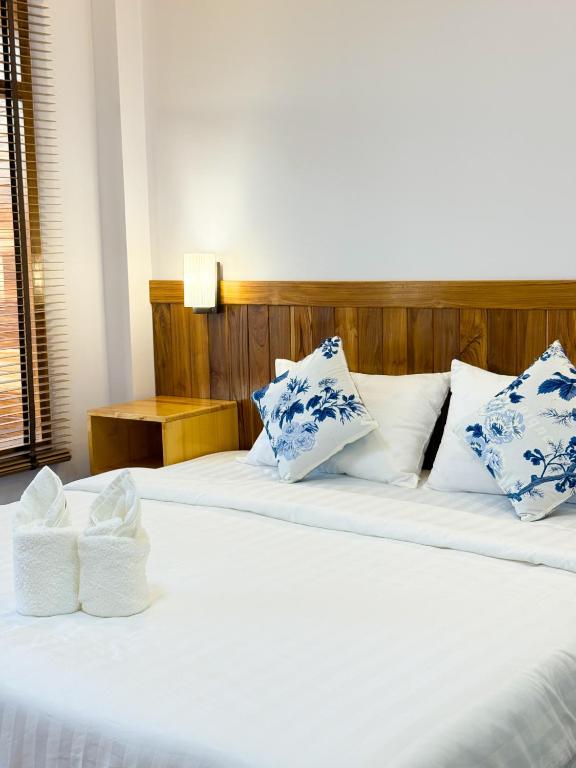 a bedroom with two beds with blue and white pillows at Wansuk Chiangkhan in Chiang Khan