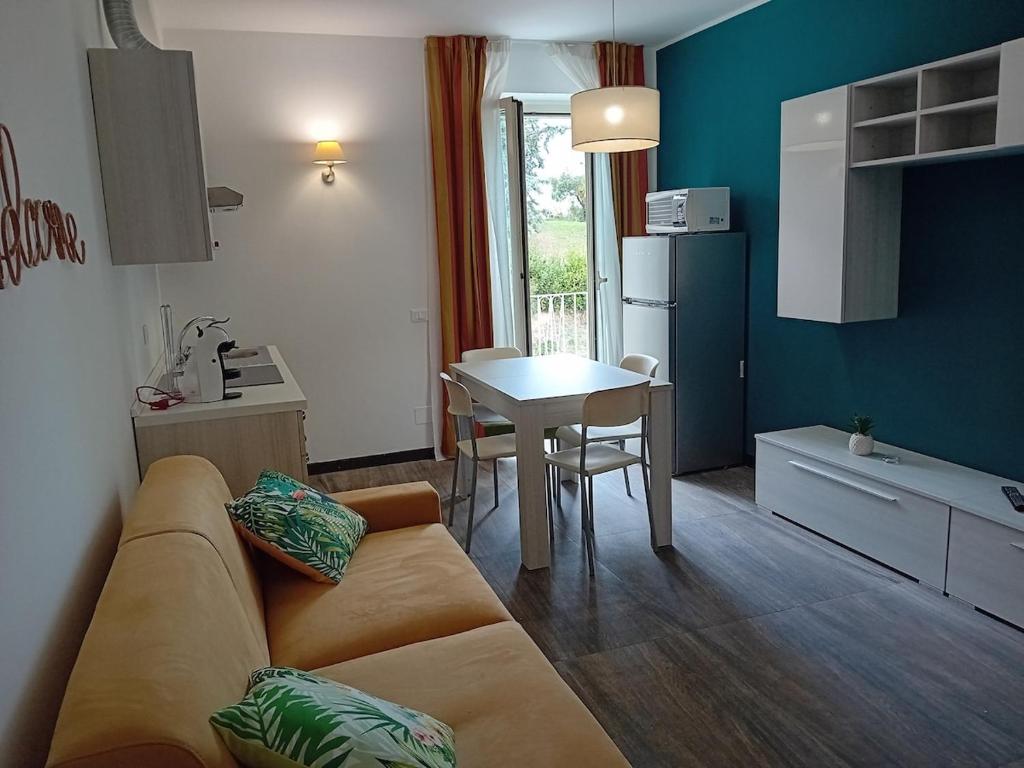 ein Wohnzimmer mit Sofa und Tisch in einer Küche in der Unterkunft Room 119 in Tortoreto Lido