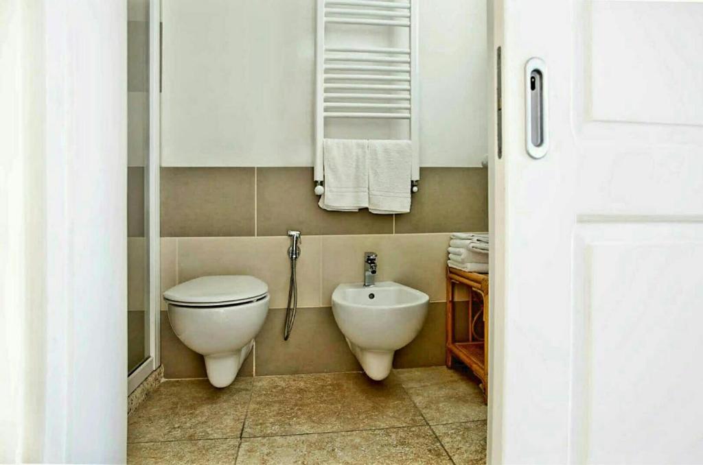 a bathroom with a toilet and a sink at Domus Dejana in Gallipoli