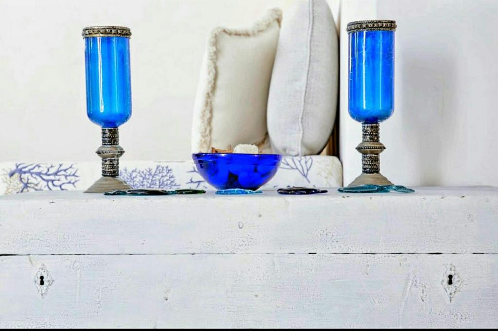 two blue glasses sitting on top of a white table at Domus Dejana in Gallipoli