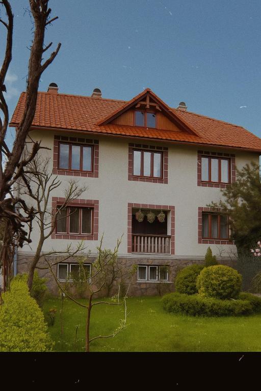 a large house with an orange roof at Вілла де Кампо in Chynadiyovo
