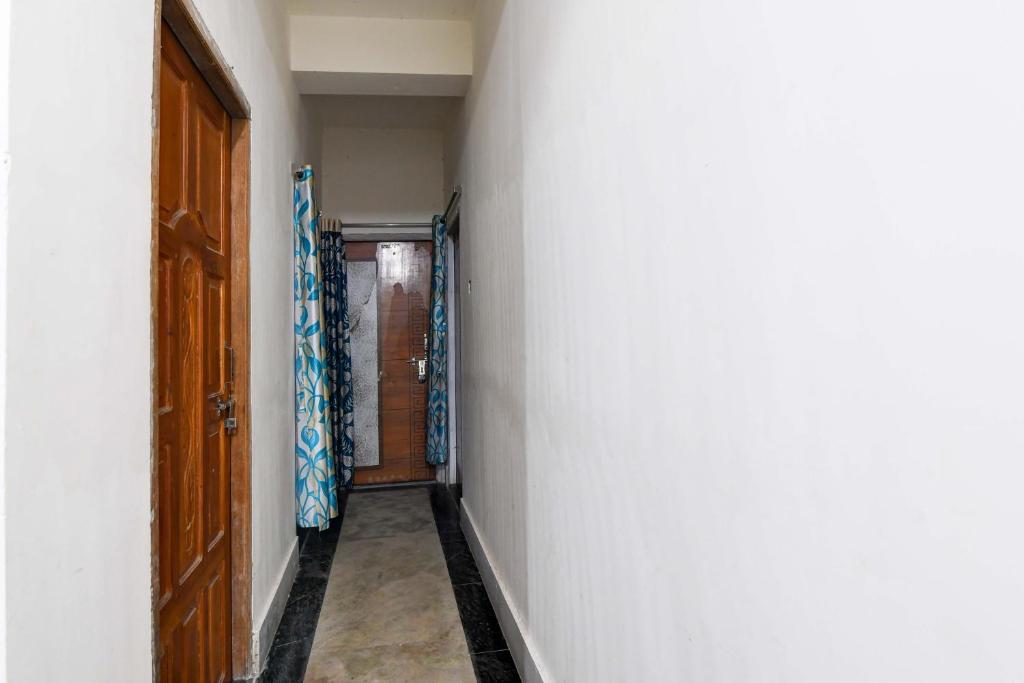 a hallway with a door and a room with a floor at HOTEL O RAHAN APPARTMENT in New Town