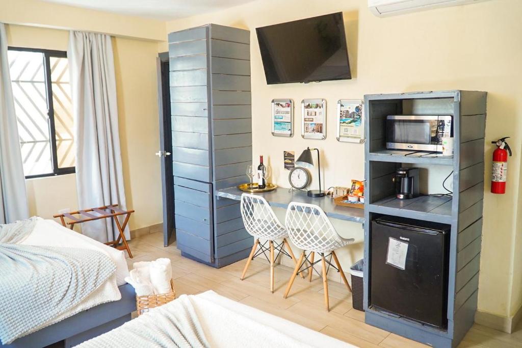 a room with a kitchen with a counter and a microwave at Distrito 27 in Santo Domingo