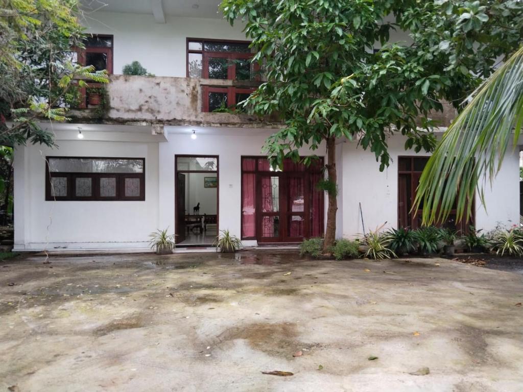 an empty parking lot in front of a building at Jayasiri Riverfront Home in Lansiyawatta