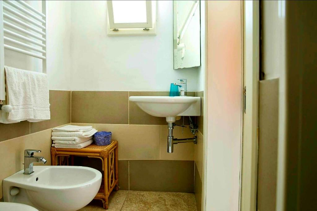 a small bathroom with a sink and a toilet at Domus Dejana in Gallipoli