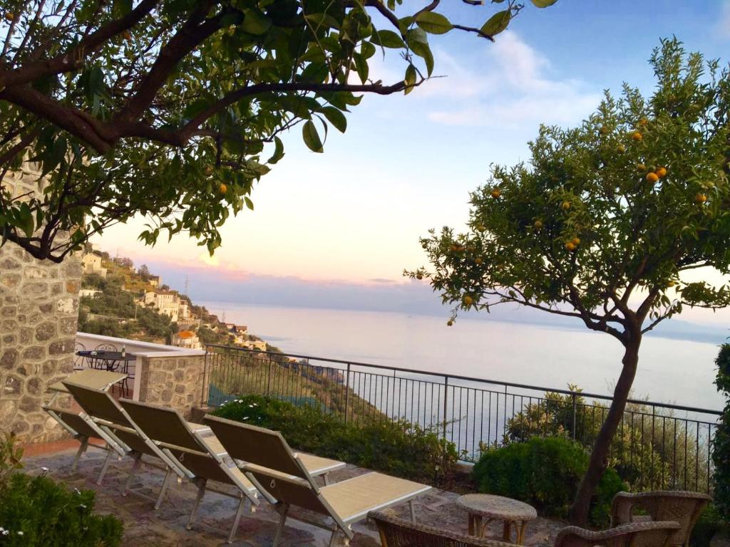 eine Sitzgruppe auf einer Terrasse mit Meerblick in der Unterkunft Amalfi Coast Sant'Elia in Furore