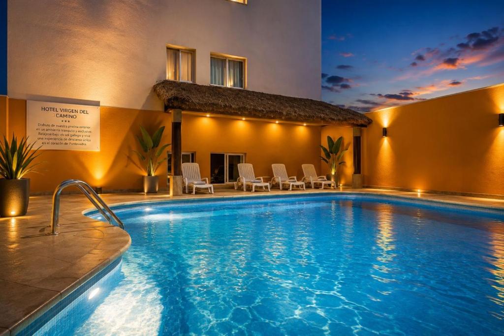 ein Schwimmbad mit Stühlen und ein Gebäude in der Unterkunft Hotel Gran Via Veracruz in Veracruz