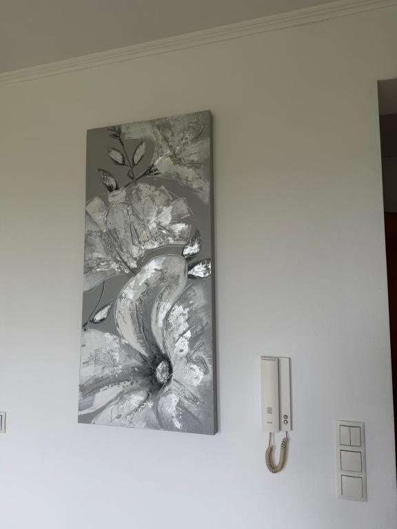 ein Bild einer Blume, die an einer Wand hängt in der Unterkunft Zorro in Bartringen