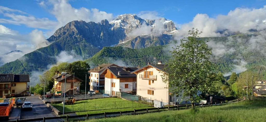 a village with a mountain in the background at B&B Hannelore in Vilminore