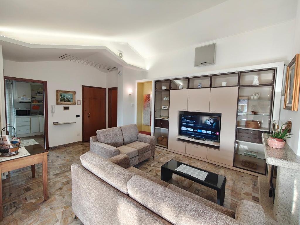a living room with a couch and a tv at Colleoni Lodge CASA VACANZE CON 2 APPARTAMENTI INDIPENDENTI in Verdellino