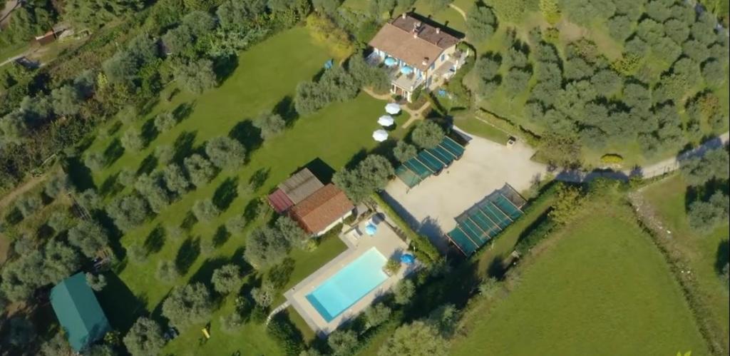an aerial view of a house with a swimming pool at AGRITURISMO IL CARDO in Soiano del Lago