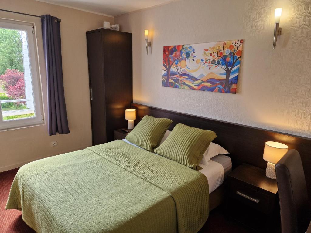 En eller flere senge i et værelse på Hotel Bal