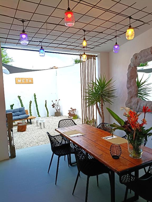 a dining room with a wooden table and chairs at META Affittacamere in Càbras