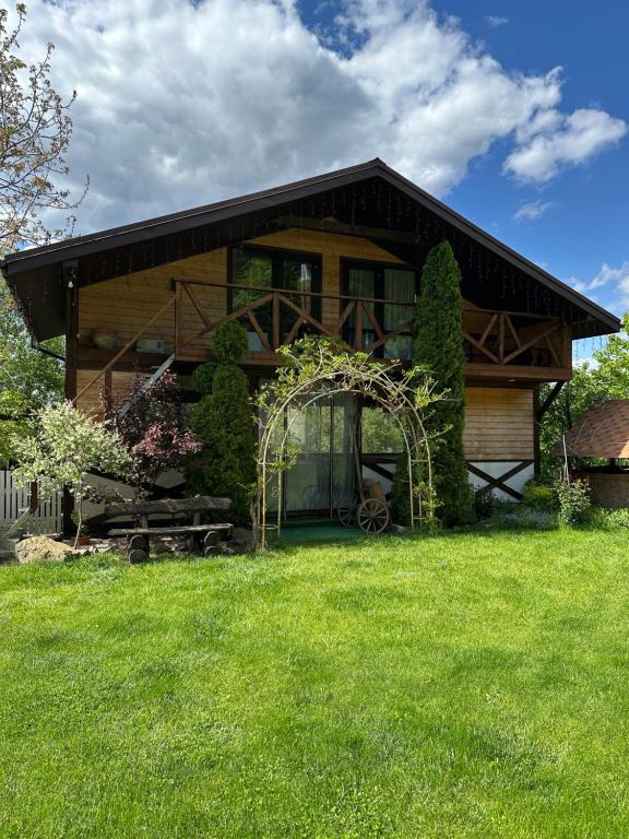 a house with an arch in the yard at Гостинний двір Підкова in Budishche