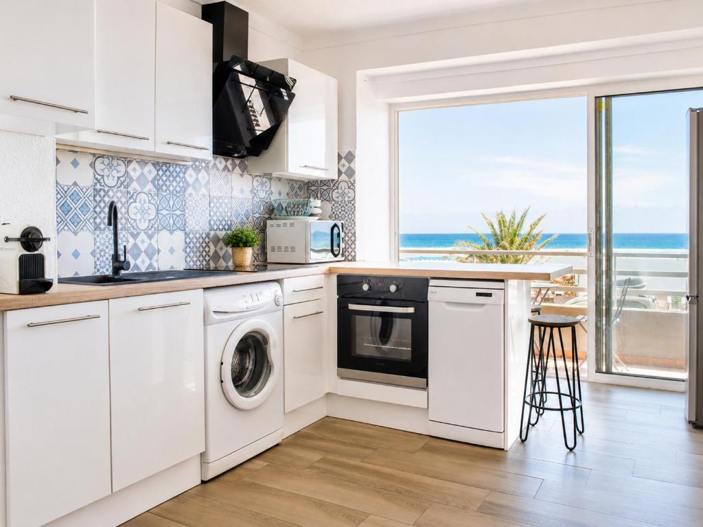 "PLAGE" Splendide Vue Mer depuis la chambre et le salon cuisine, 20m de la plage!