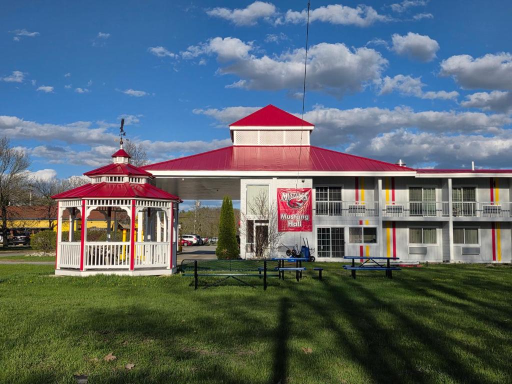 ein Gebäude mit einem Pavillon davor in der Unterkunft Saffron Inn in Auburn
