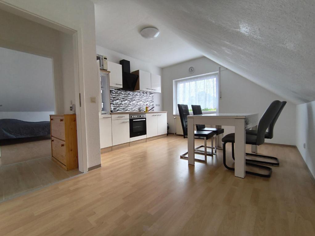 a kitchen and dining room with a table and chairs at Monteurunterkunft nahe Münster in Drensteinfurt