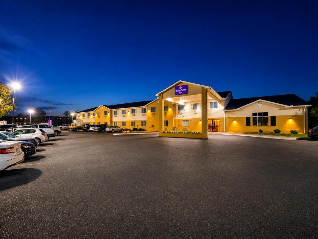 a large parking lot in front of a hotel at Blaine Town Inn & Suites in Blaine