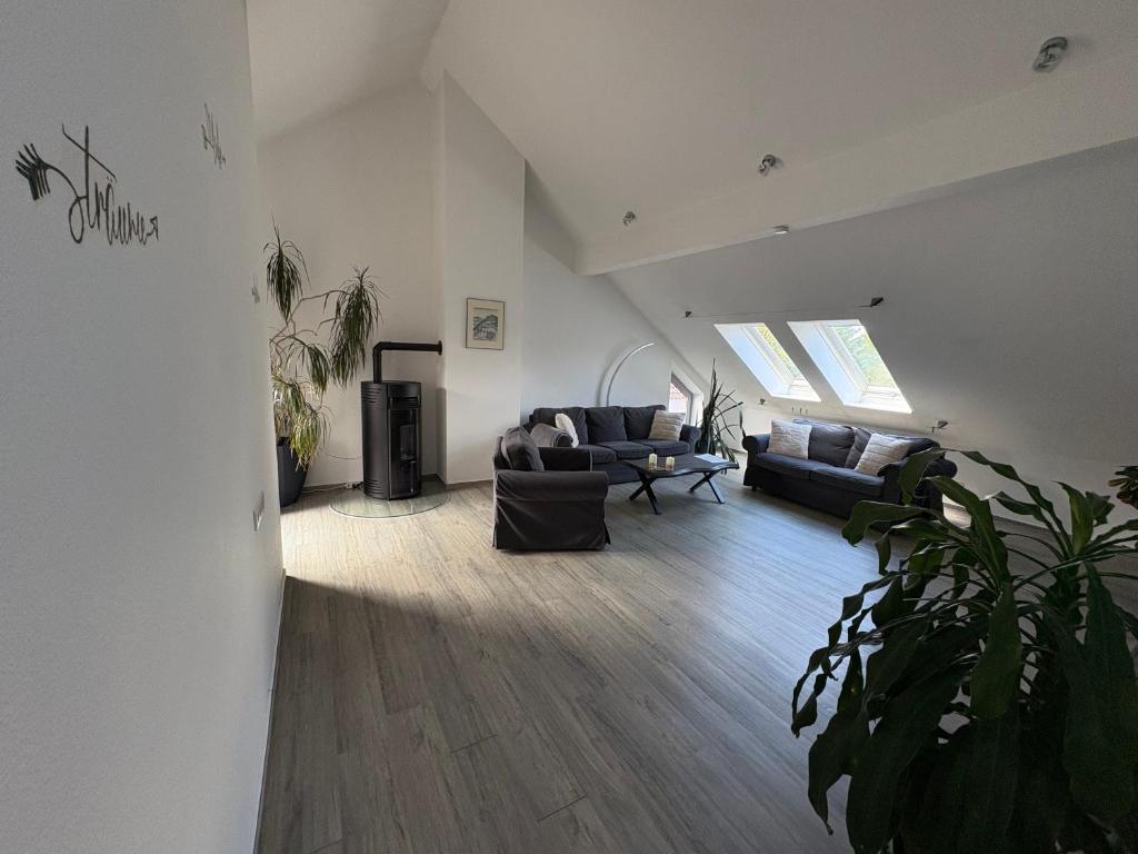 a living room with two couches and a table at Ferienwohnung am Flughafen in Braunschweig