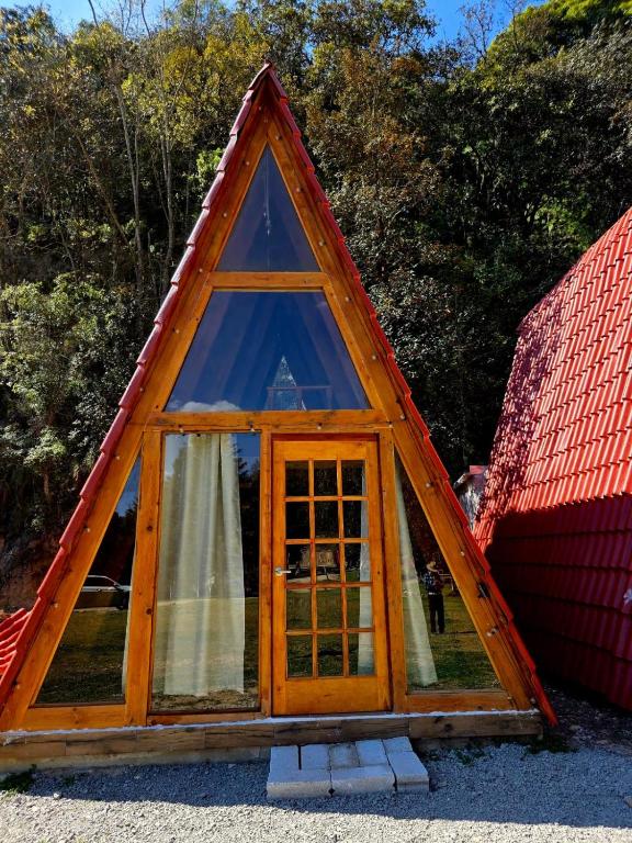 a small house with a window in the middle at Chalet Cuarzo in Mineral del Chico