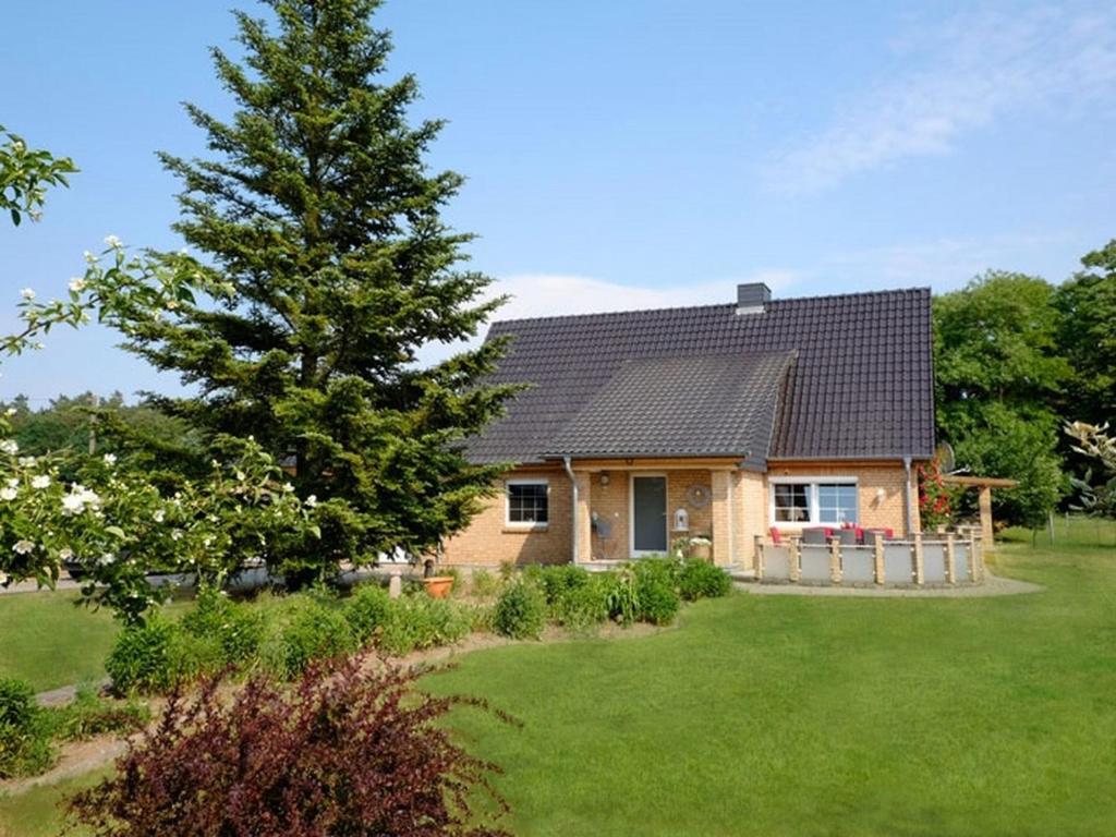 a house with a tree in a yard at Apfelblüte - Ferienhaus - ABC321 in Klein Warin