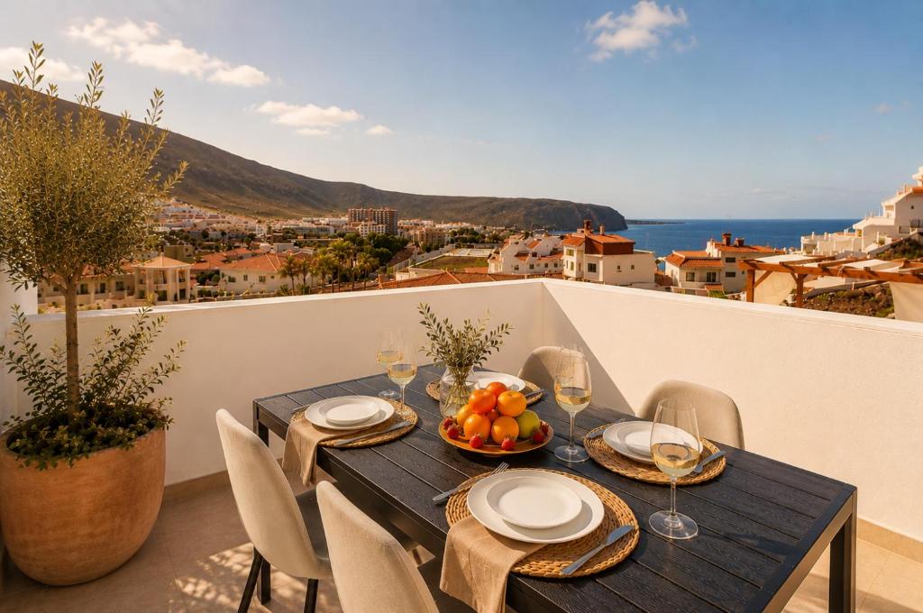 Sunny 2-bedroom duplex with terrace & ocean views in Los Cristianos