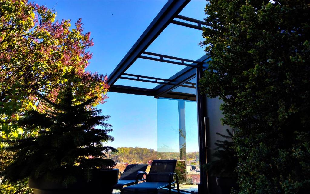 a glass house with chairs and a christmas tree at Design apartmán in Teplice