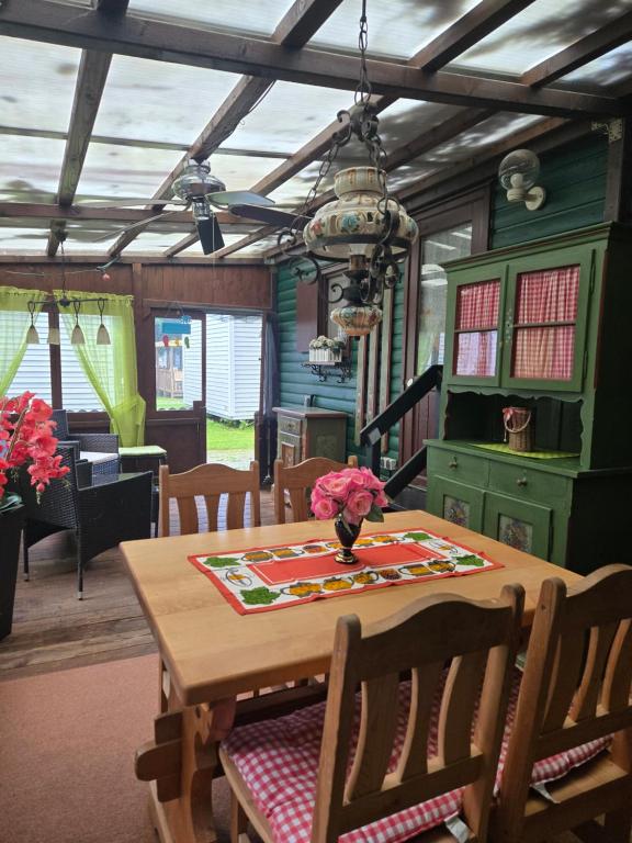 a dining room with a wooden table and chairs at Mobilheim Chalet Chicco in Steinach