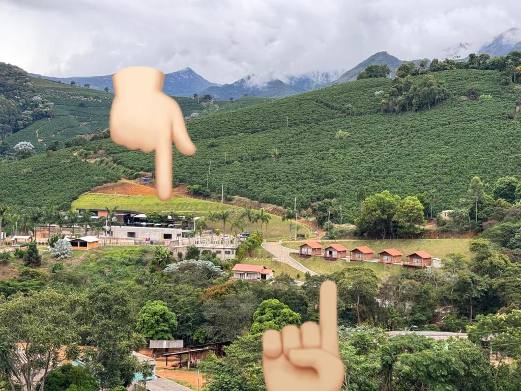 a hand with a finger up and a thumb up at Vivendas Canaã in Espera Feliz