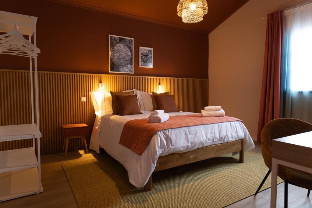 a bedroom with a bed with two towels on it at Azorica Pico in Madalena