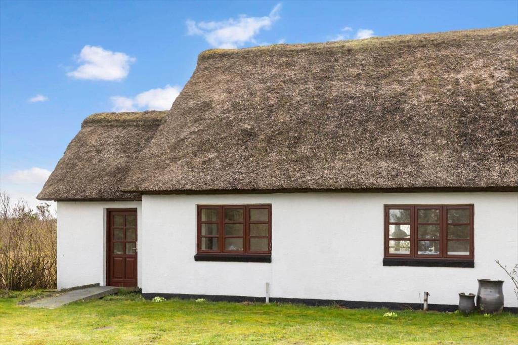 a white house with a thatched roof at LF11979-Struer-Havstokken-9-a in Vemb