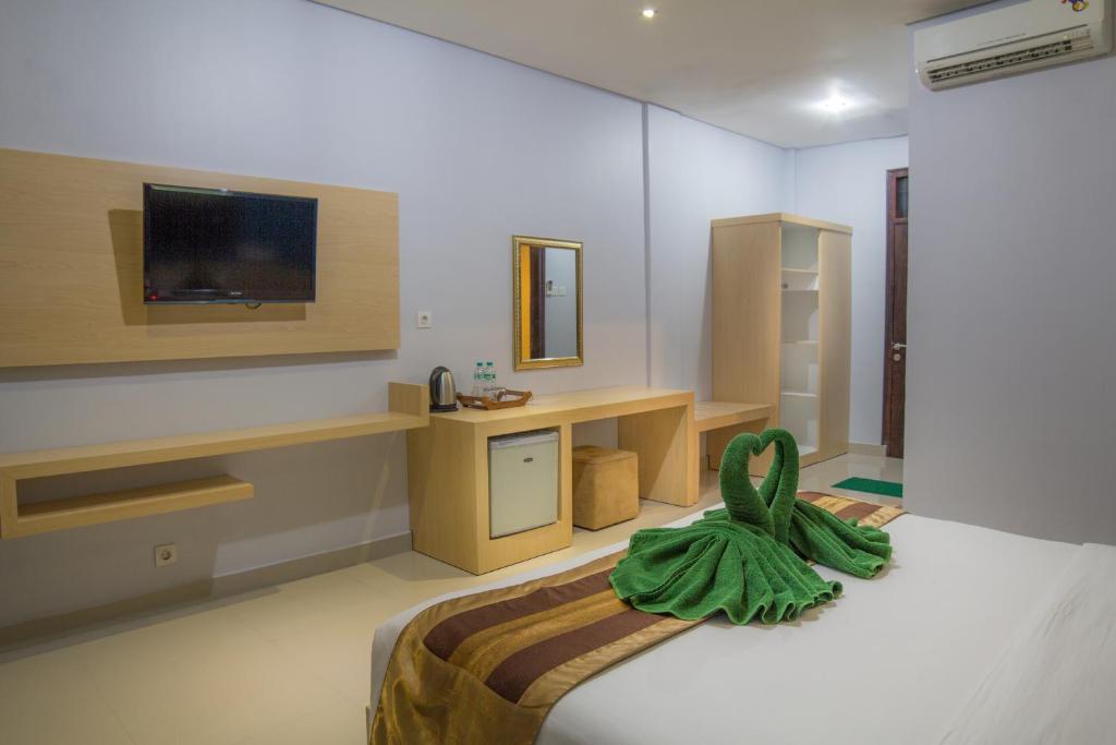 Postel nebo postele na pokoji v ubytování Bakung Beach Resort