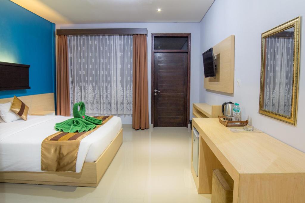 Postel nebo postele na pokoji v ubytování Bakung Beach Resort