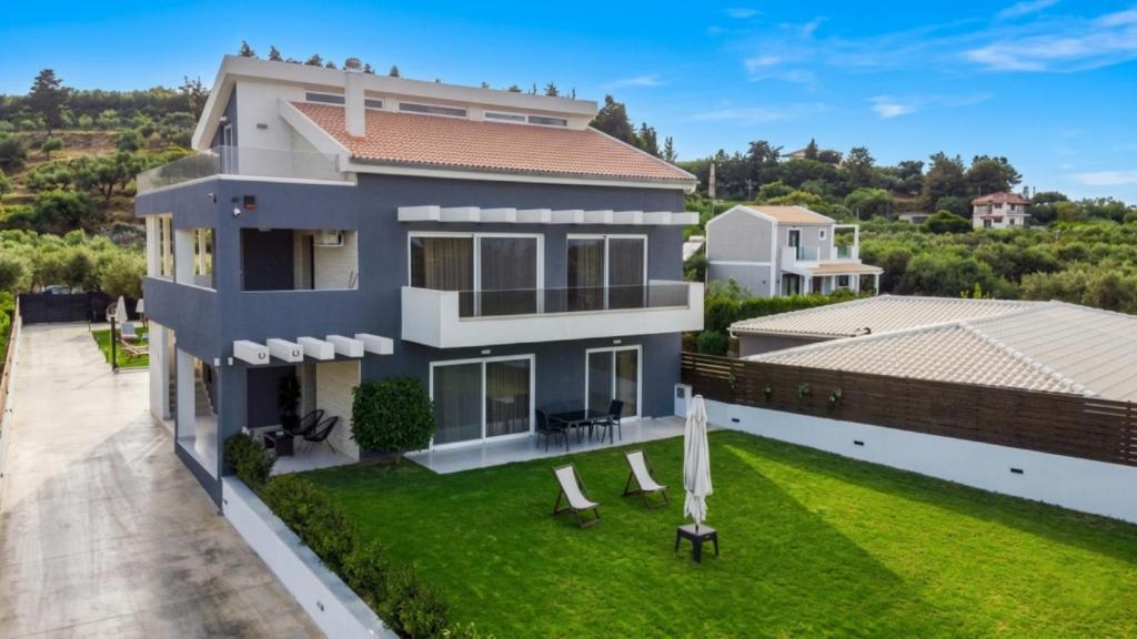 an aerial view of a house with a yard at G-Ammos 5 Star Villa by elite in Tragaki