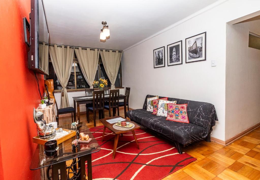 a living room with a black couch and a table at Departamento Freire in Valparaíso