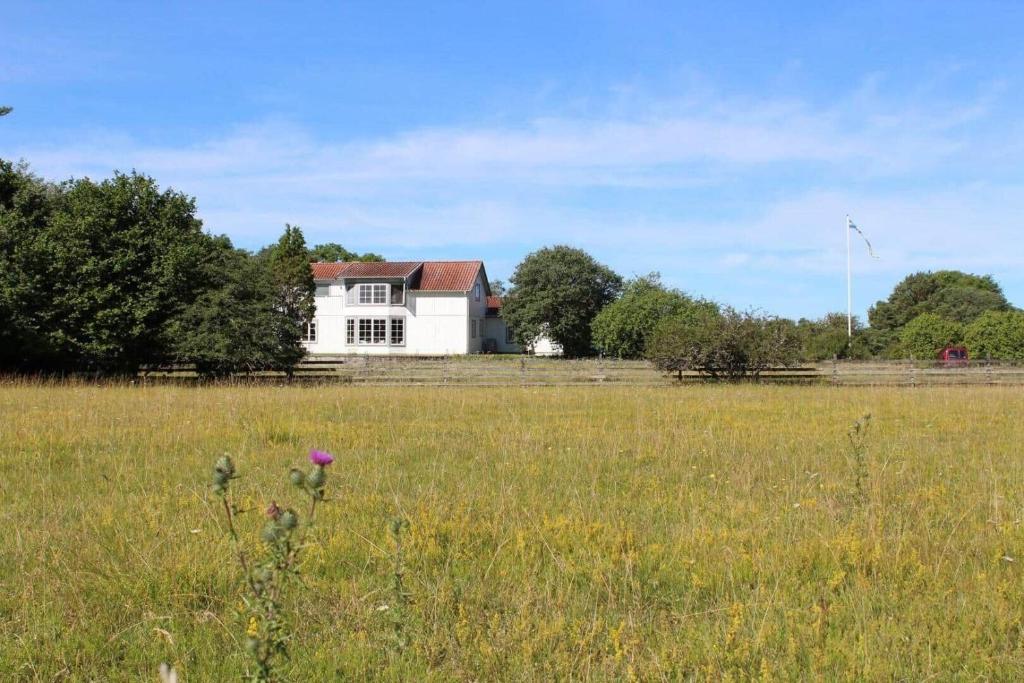 a house in the middle of a field at GOT698-Laerbro-Rute-Sofiero-133 in Lärbro