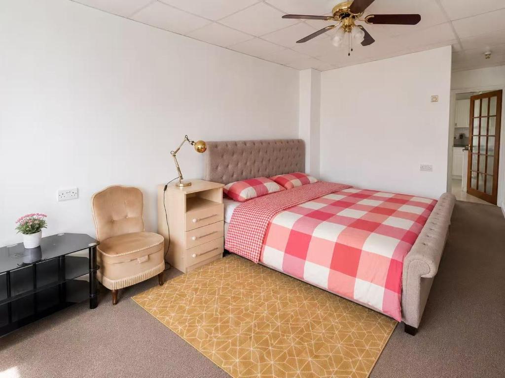 a bedroom with a bed and a desk and a chair at Stylish Studio with SuperKing Bed in Stonewood