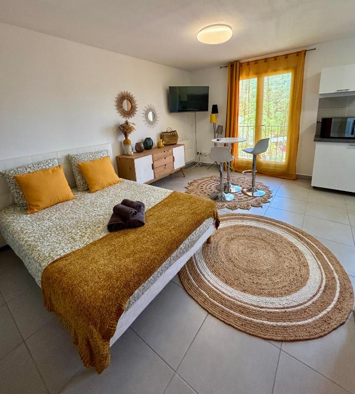 a bedroom with a large bed with a large rug at Studio tout équipé centre Erbalunga in Brando