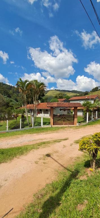 a building with a dirt road in front of it at Recanto do Vô Dito e pet friendly in Camanducaia